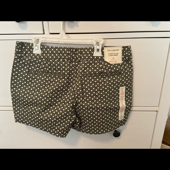 Gap NWT Shorts - Picture 2 of 2